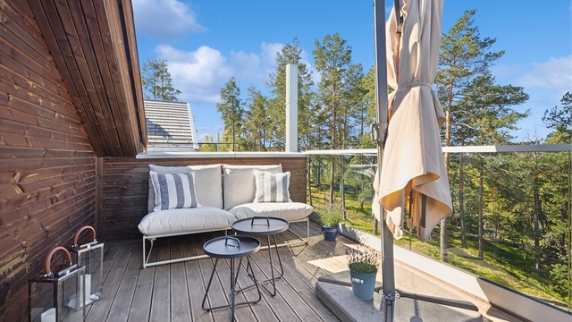Den vestvendte takterrassen nyter sol fra ettermiddag til solnedgang, og danner en perfekt ramme for avslapning og utsikt over omgivelsene. Glassrekkverket gir både trygghet og en åpen følelse.