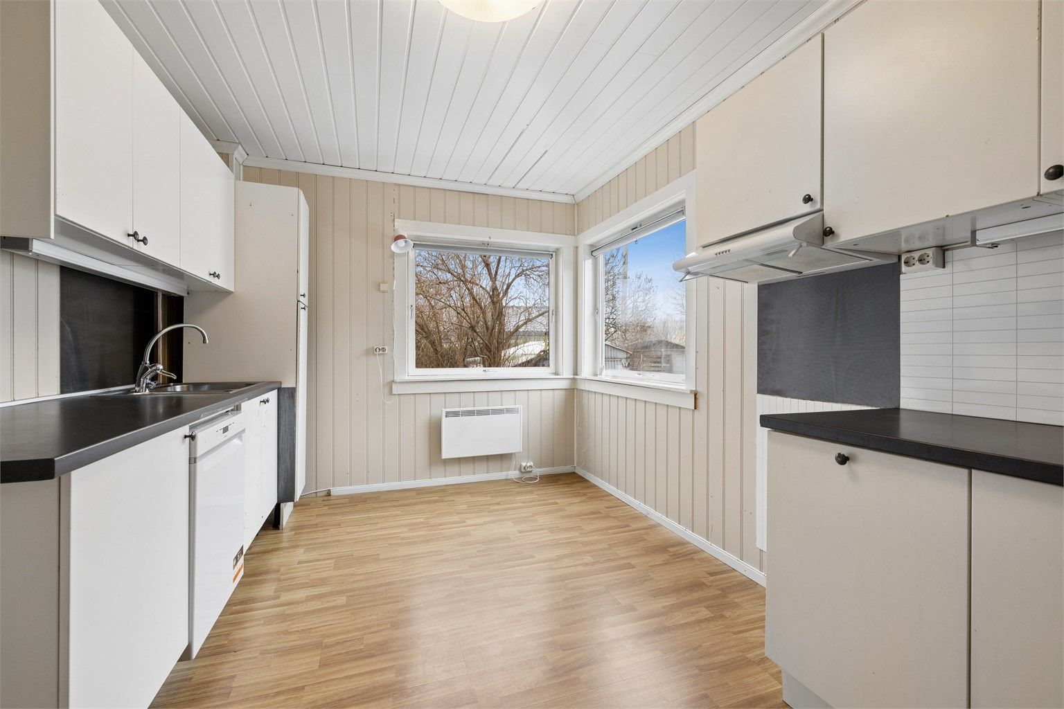 Rommet er utstyrt med ventilator med mekanisk avtrekk og gir et godt utgangspunkt for modernisering.