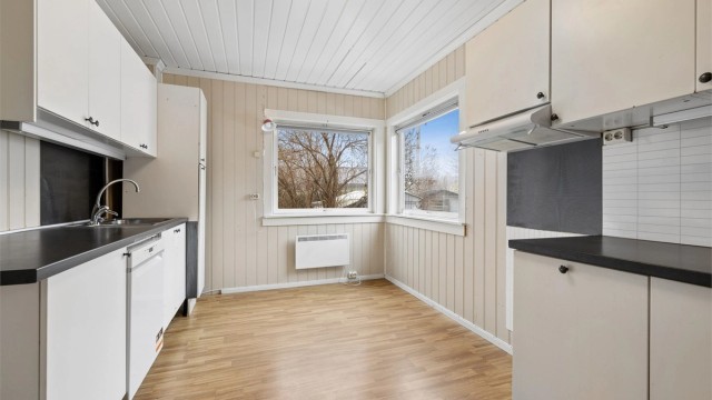 Rommet er utstyrt med ventilator med mekanisk avtrekk og gir et godt utgangspunkt for modernisering.