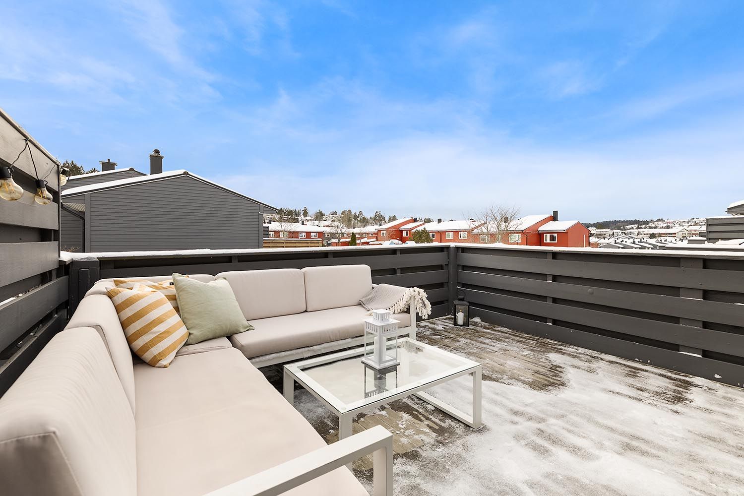 Boligen har totalt tre private uteplasser med svært gode solforhold.