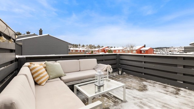 Boligen har totalt tre private uteplasser med svært gode solforhold.