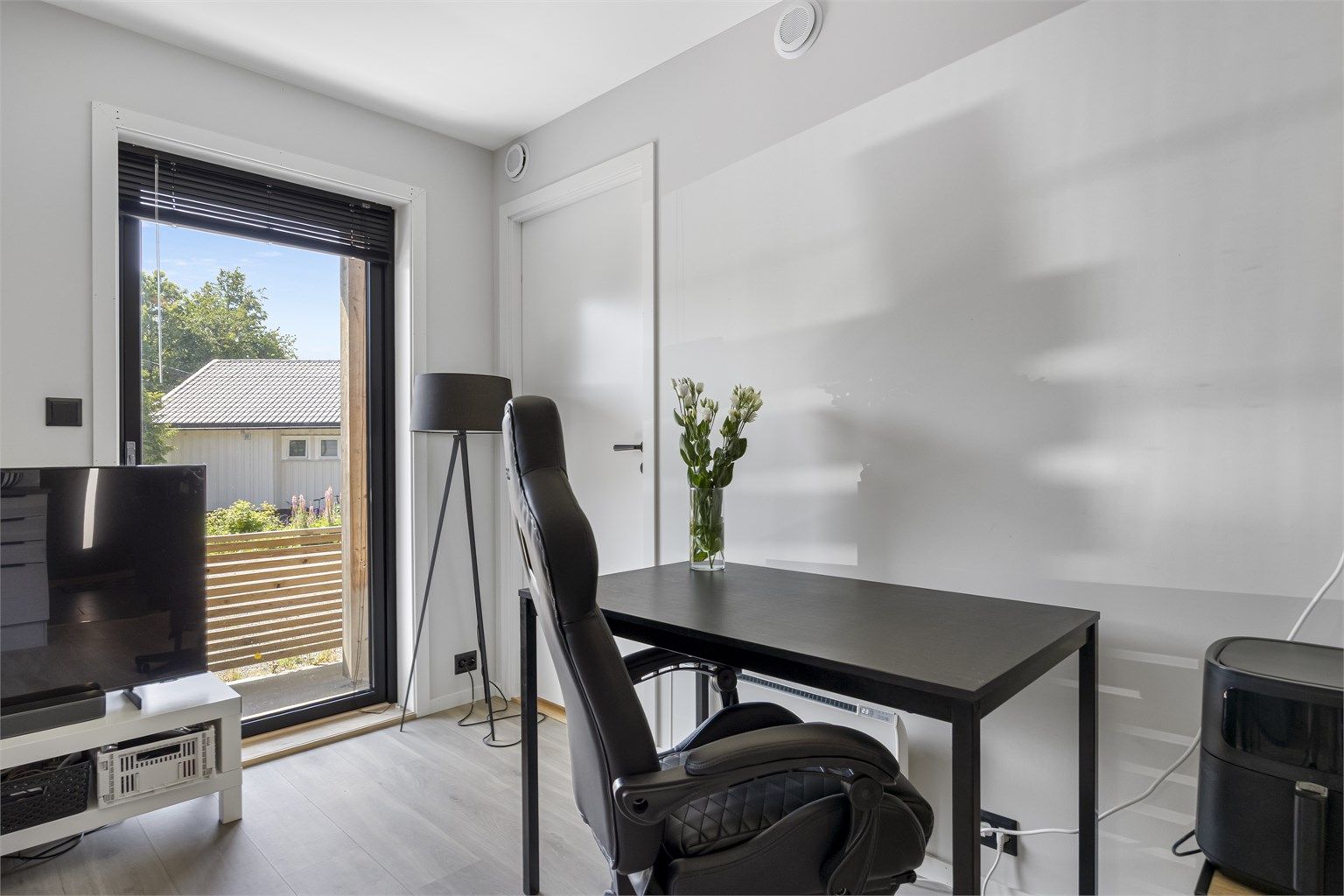 Stuen har plass til både sofagruppe og en egen kontorkrok med smart plassering.
