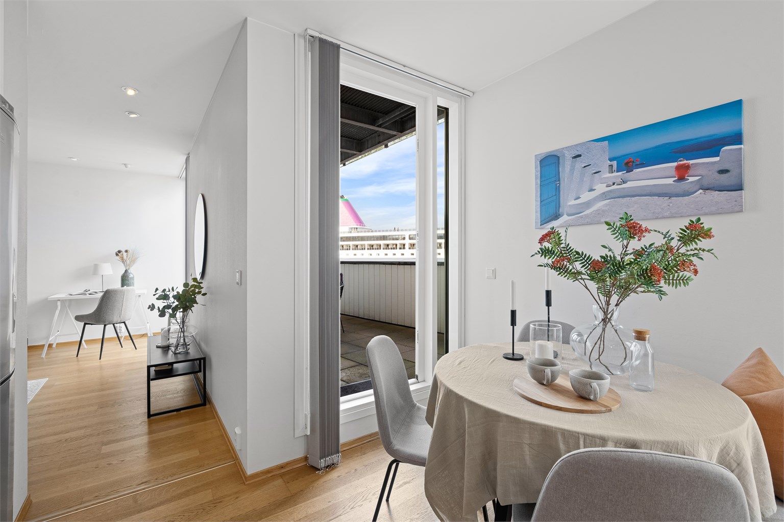 Det er plass til spisebord på kjøkken. Fra kjøkken er det et er utgang til romsligvestvendt balkong, så her kan man nyte fine dager i solen. Flott utsikt fra balkong. 
