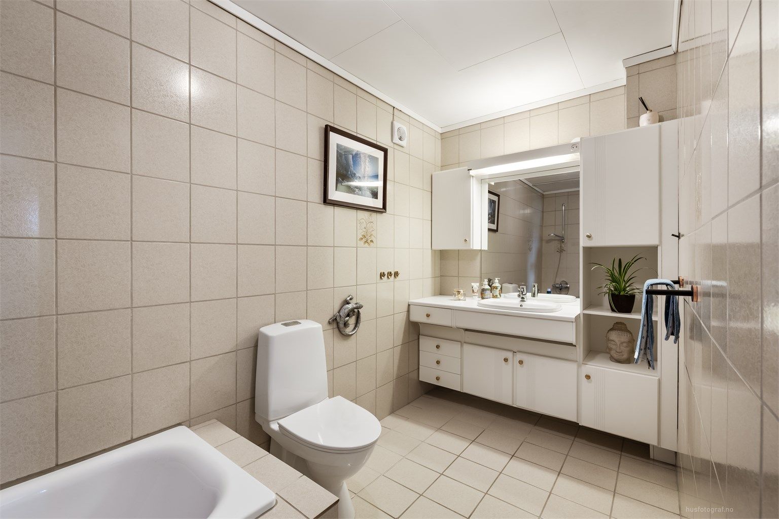 Badet i underetasjen har flislagt gulv med gulvvarme.