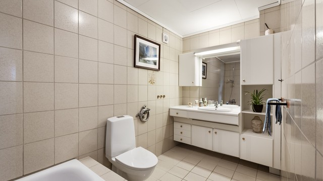 Badet i underetasjen har flislagt gulv med gulvvarme.