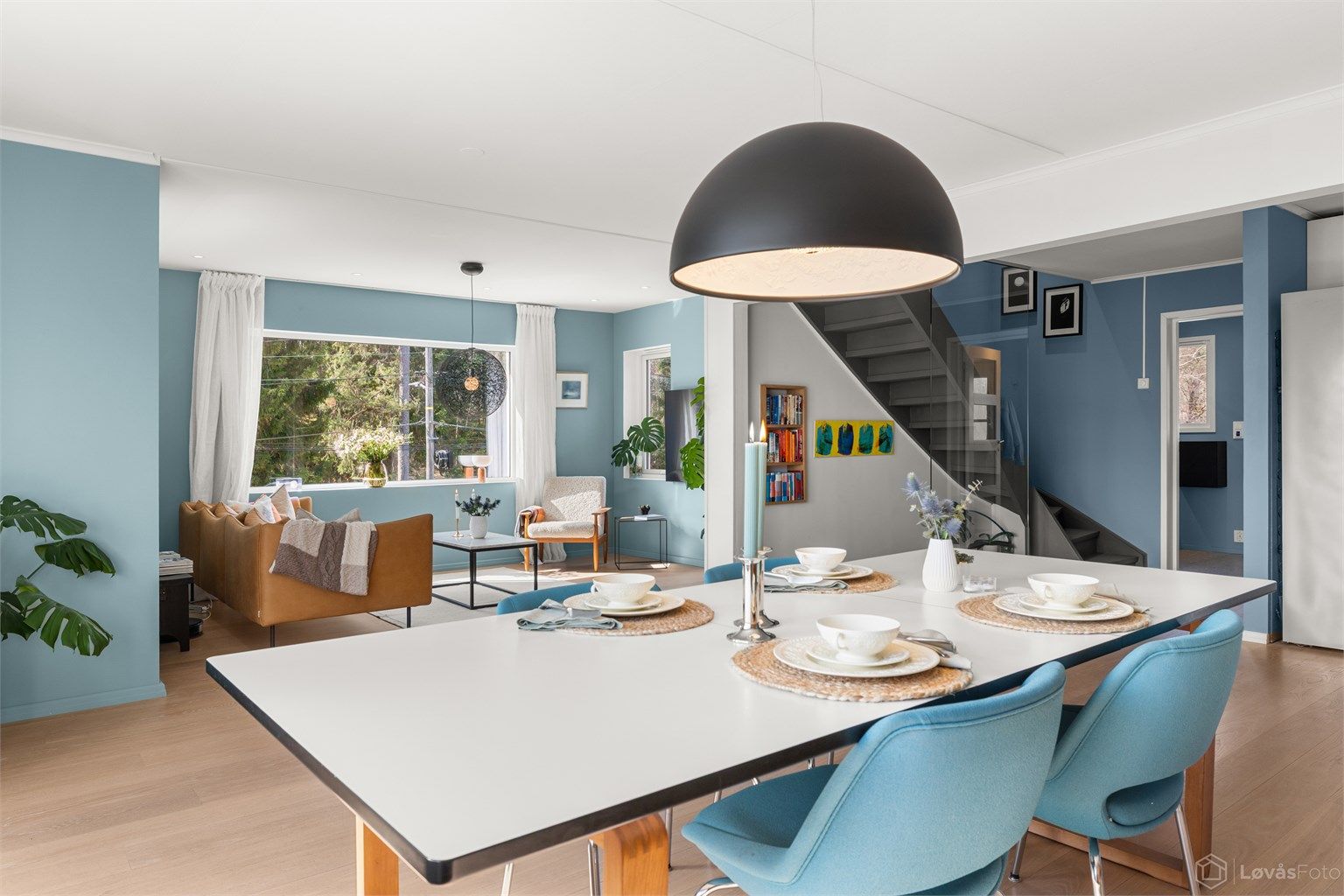 God plass møblering av både spisestue og salong, samt god plass til dekking av langbord