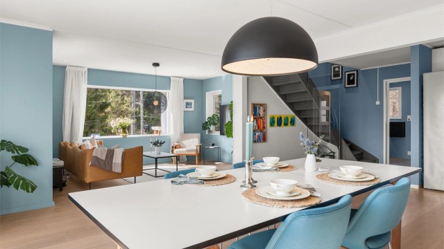 God plass møblering av både spisestue og salong, samt god plass til dekking av langbord