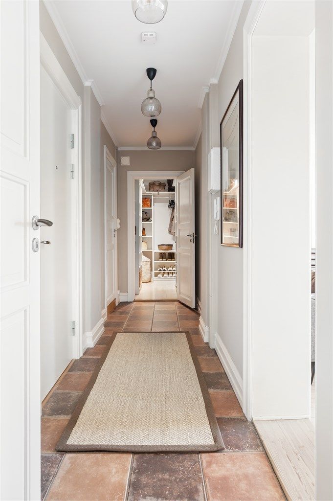 Entréen har en lyd- og brannklassifisert dør. Herfra er det direkte tilgang til et romslig walk-in-closet.