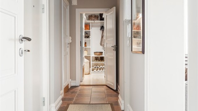 Entréen har en lyd- og brannklassifisert dør. Herfra er det direkte tilgang til et romslig walk-in-closet.