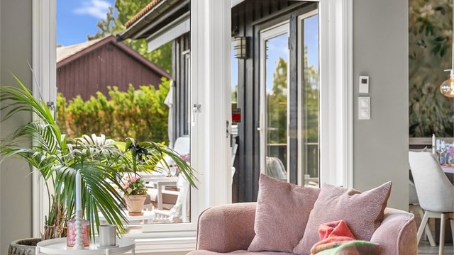 Fra stuen er det utgang til en balkong på 17 m².