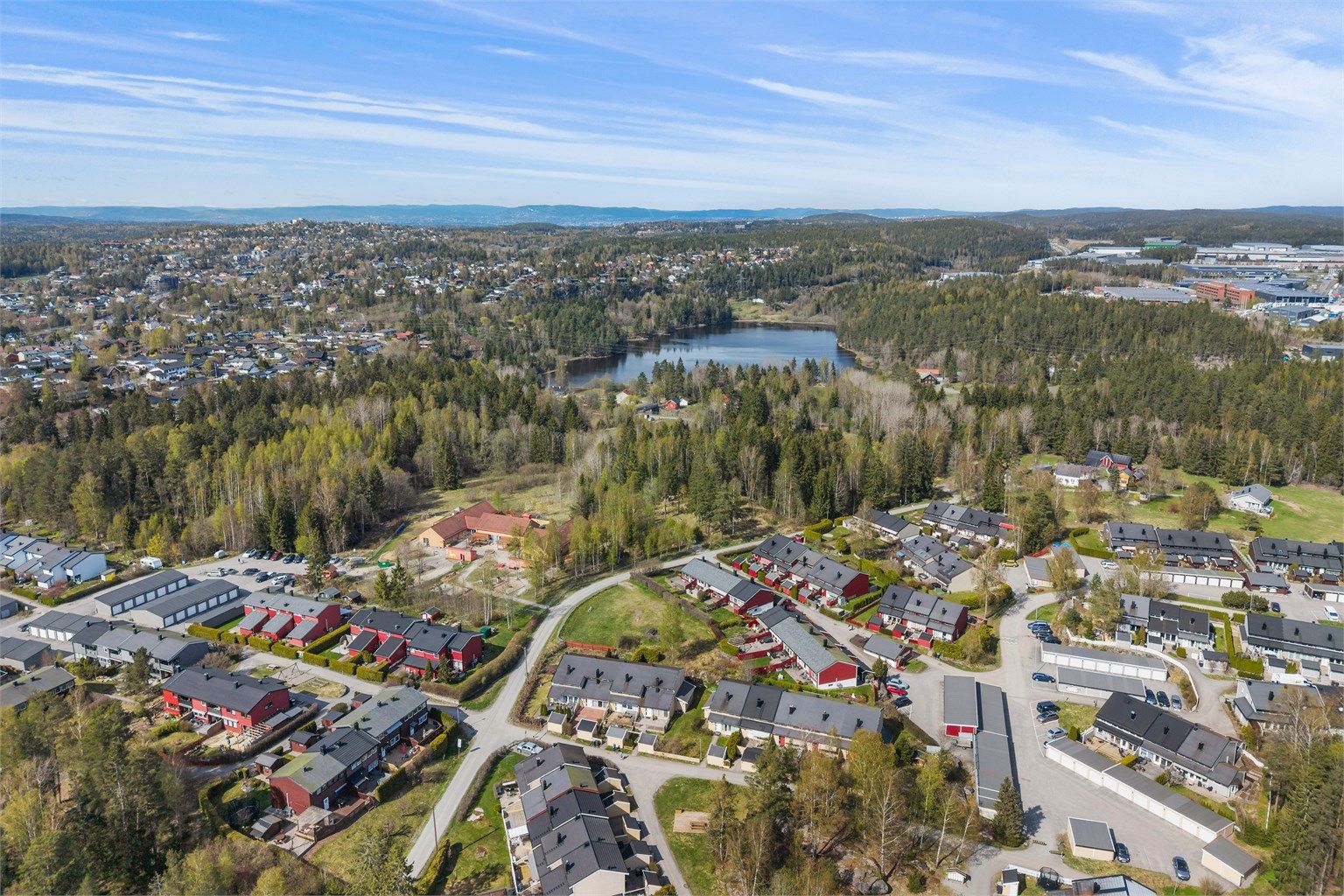 Nærhet til Tussetjern og Østmarka gir rike tur- og rekreasjonsmuligheter.