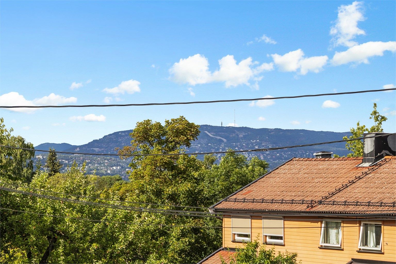 I boligens andre etasje har du utsikt over oslo.