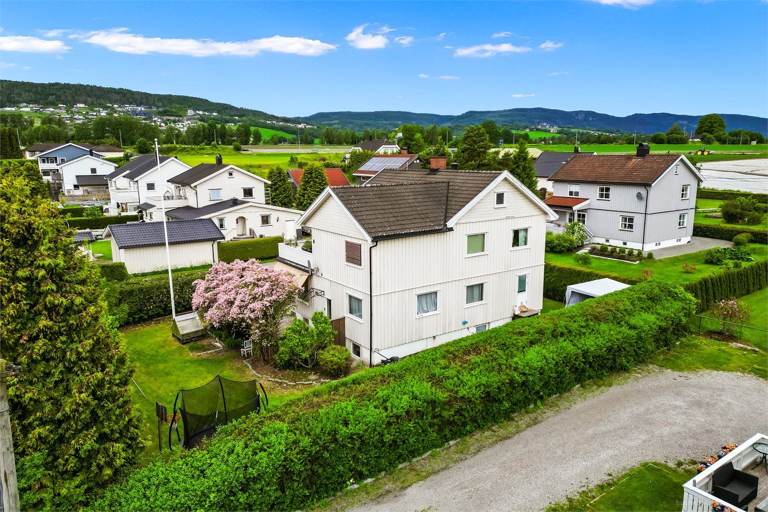 Det er gangavstand med trygg gangvei til skoler og barnehager samt kort vei til dagligvarebutikk (Rema 1000) med post-i-butikk.