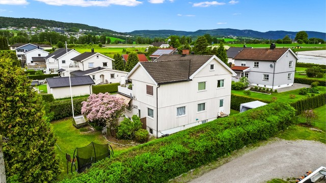 Det er gangavstand med trygg gangvei til skoler og barnehager samt kort vei til dagligvarebutikk (Rema 1000) med post-i-butikk.