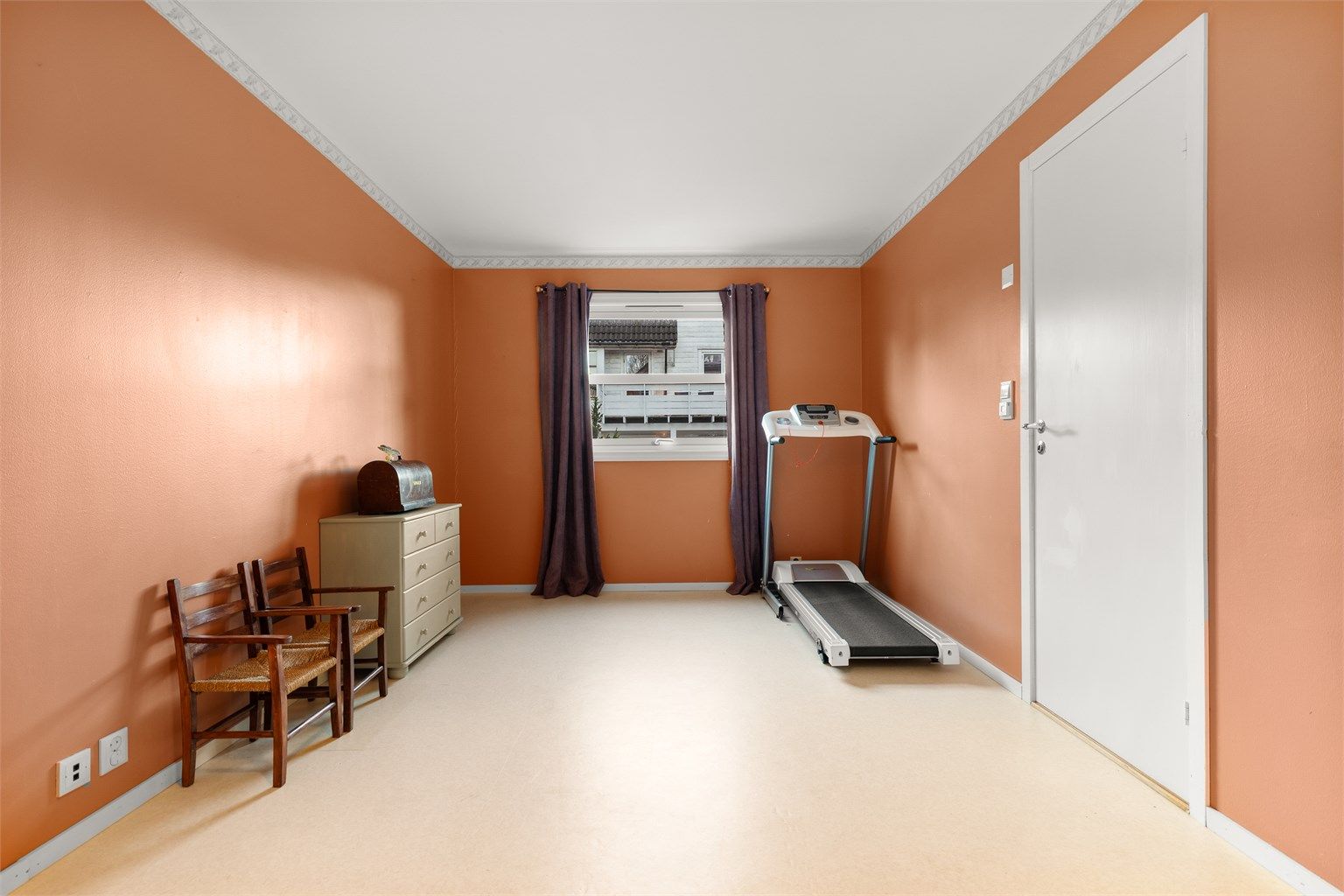 Romslig soverom i underetasjen med fleksible innredningsmuligheter.