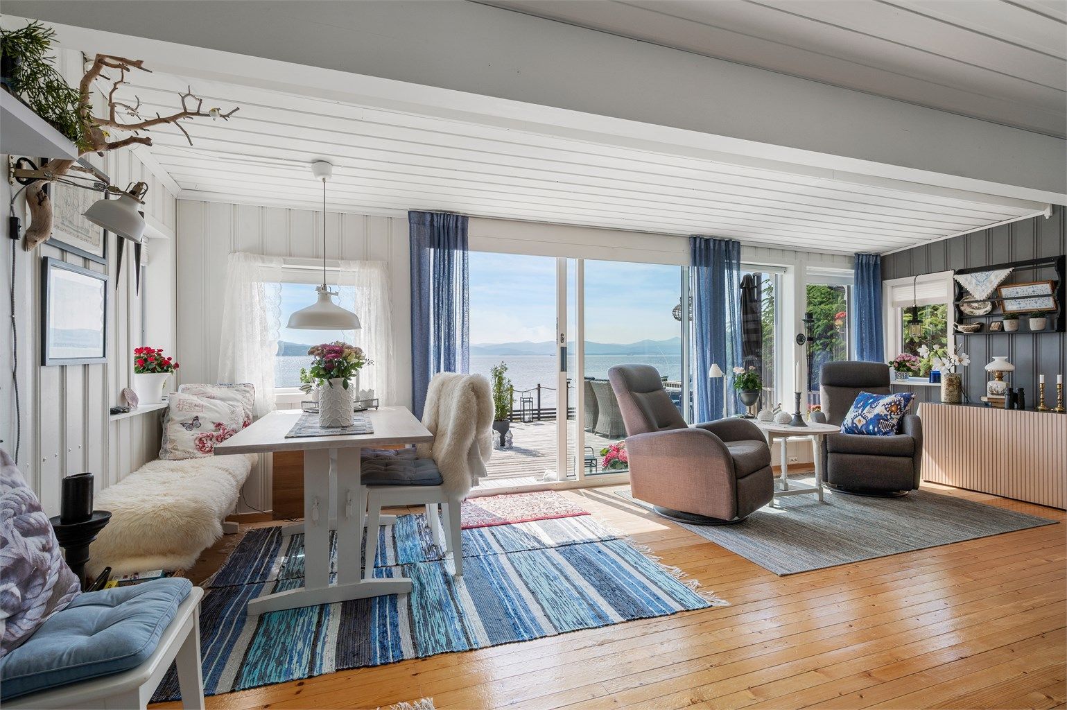 Hytta er gjennomgående lys og luftig med utstrakte vindusflater som sikrer rikelig med naturlig dagslys.