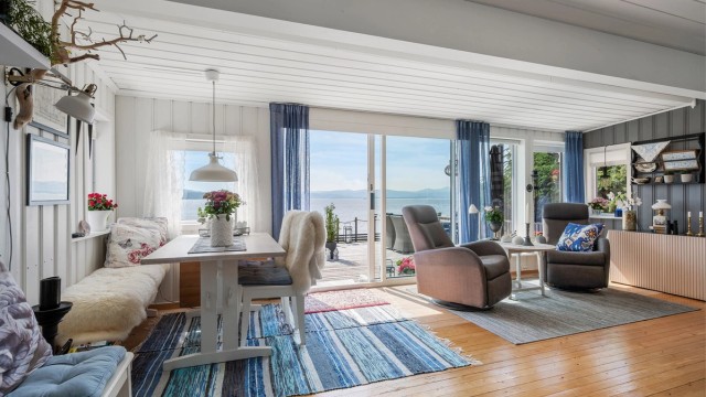 Hytta er gjennomgående lys og luftig med utstrakte vindusflater som sikrer rikelig med naturlig dagslys.