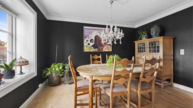 Boligen har gjennomgående bredt listverk som rammer pent inn vinduene og ellers sørger for godt lysinnslipp.