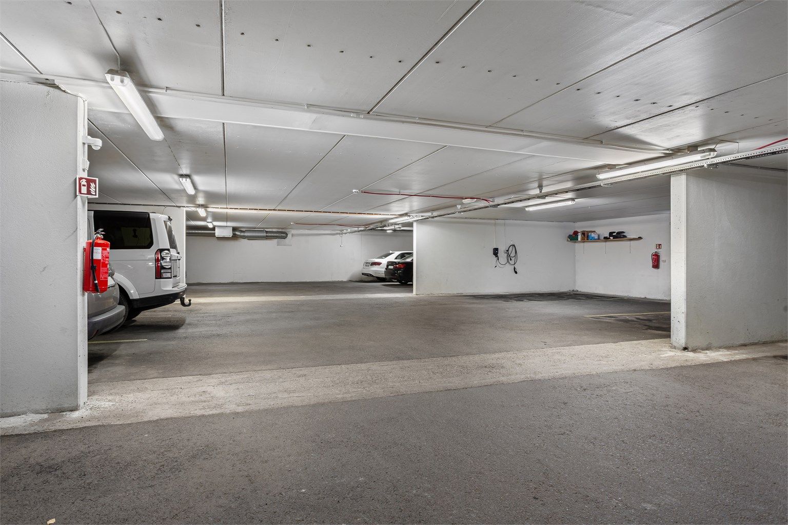 Bruksrett på en garasjeplass og en disponibel (unummerert) utvendig parkeringsplass.