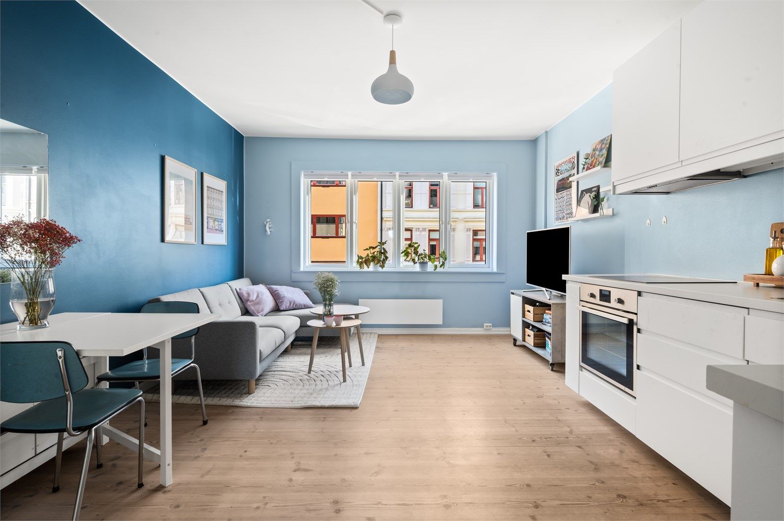 Åpen og romslig stue med store vindusflater som slipper inn rikelig med lys, her fylles rommet med naturlig lys store deler av dagen.