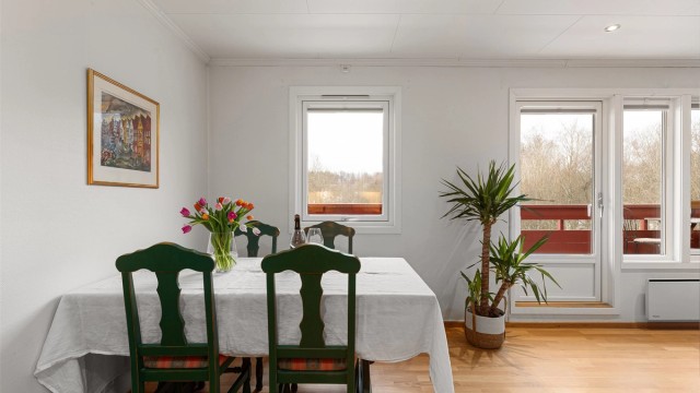 I overgangen mellom stue og kjøkken er det plass til stort spisebord