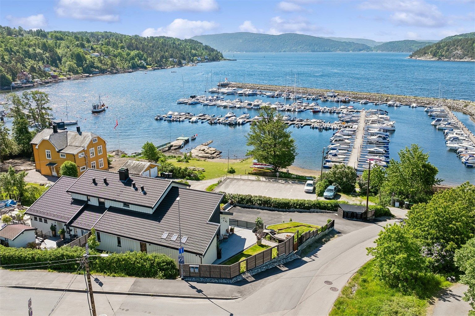 Eiendommen nyter en fantastisk vestvendt beliggenhet med sol fra formiddag til sen kveld og utsikt som aldri går av moten. Foto: Per Oscar Skjellnan v/Efkt