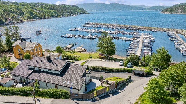 Eiendommen nyter en fantastisk vestvendt beliggenhet med sol fra formiddag til sen kveld og utsikt som aldri går av moten. Foto: Per Oscar Skjellnan v/Efkt