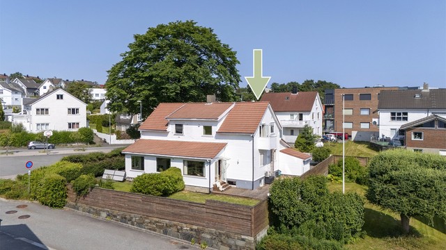 Boenheten til høyre på bildet er for salg.