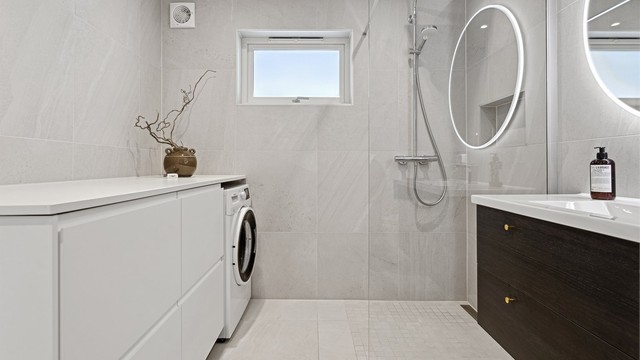 Dusjnisje med glassvegg. Vegghengt dusjarmatur (hånddusj og regndusj). Vegghengt toalett. Vannrør av typen rør-i-rør system. God plass til vaskemaskin og tørketrommel.