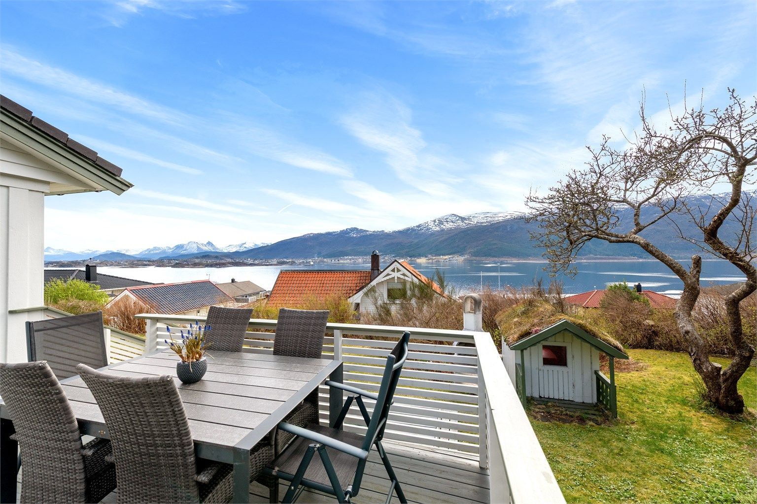 Eiendommen har en flott beliggenhet med umiddelbar nærhet til sjø og fjell. Herfra er det en kort spasertur til både badeplasser og turstier, som den populære turen opp Sukkertoppen.