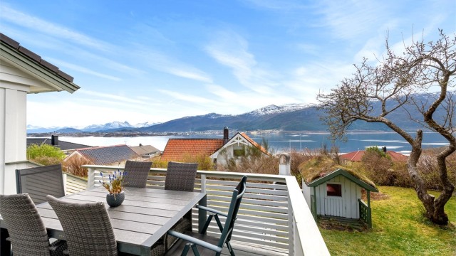 Eiendommen har en flott beliggenhet med umiddelbar nærhet til sjø og fjell. Herfra er det en kort spasertur til både badeplasser og turstier, som den populære turen opp Sukkertoppen.