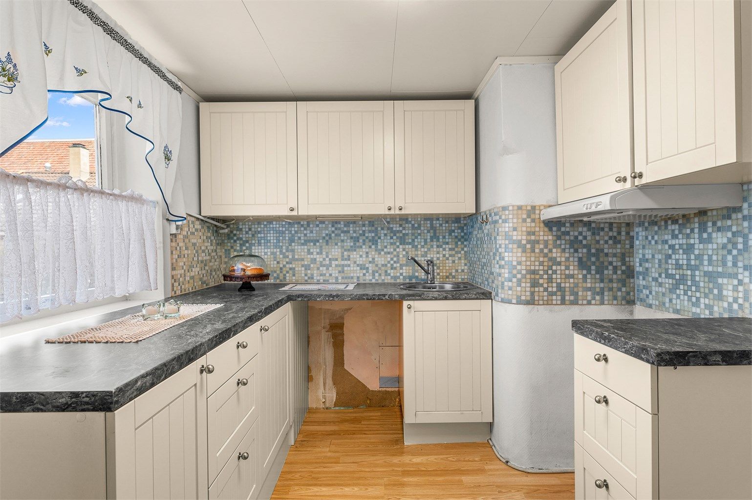 Kjøkkenet i underetasjen har enkel og funksjonell løsning samt rikelig med skap- og benkeplass.