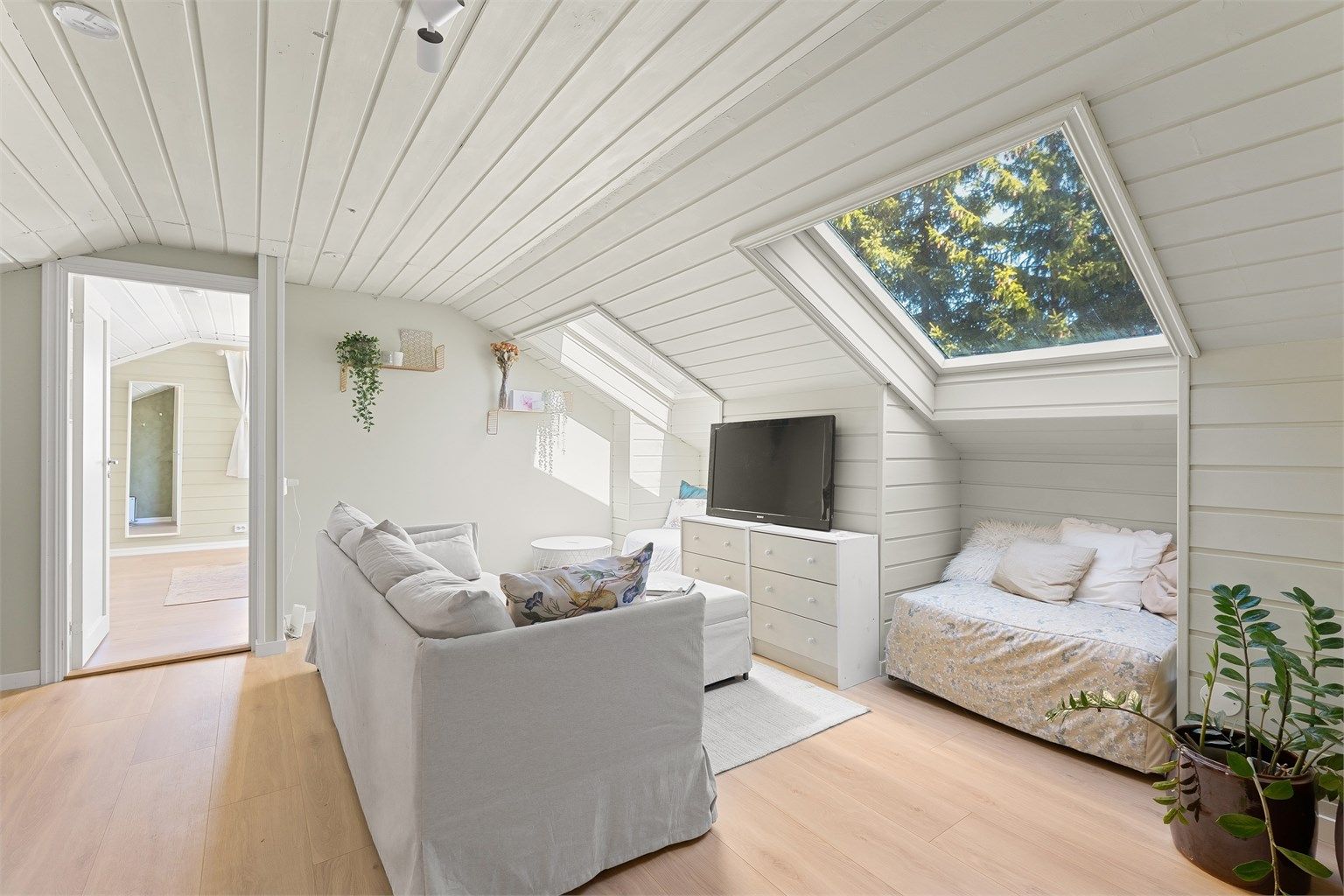 I loftsetasjen over garasjen er det et romslig rom benyttet som loftstue, med panel på vegger og i skråtak. Rom over garasje er godkjent i kommunen og kjøper overtar ansvaret for dette. Konsekvens er at det må rives.