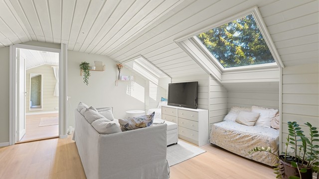 I loftsetasjen over garasjen er det et romslig rom benyttet som loftstue, med panel på vegger og i skråtak. Rom over garasje er godkjent i kommunen og kjøper overtar ansvaret for dette. Konsekvens er at det må rives.