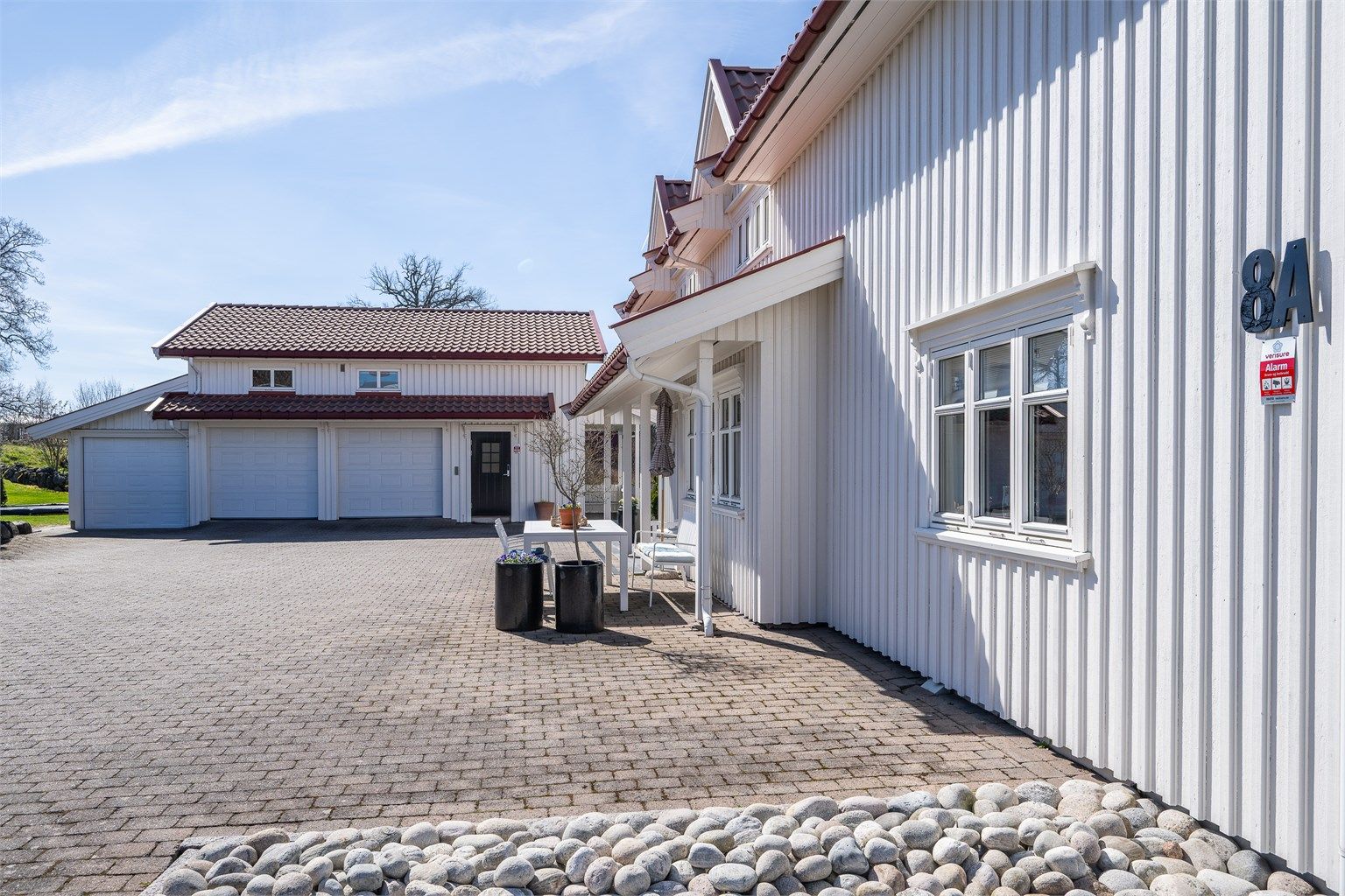 Gårdsplassen er romslig med god plass til parkering for flere biler.