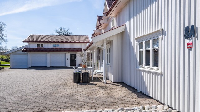 Gårdsplassen er romslig med god plass til parkering for flere biler.