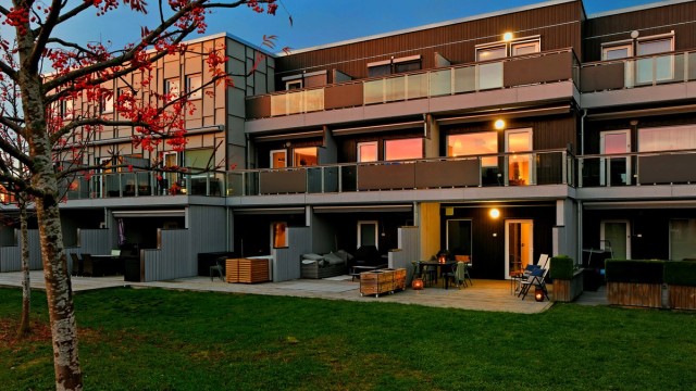 Velkommen til Kornmoenga 60 - moderne rekkehus fra 2015 med solrike uteplasser