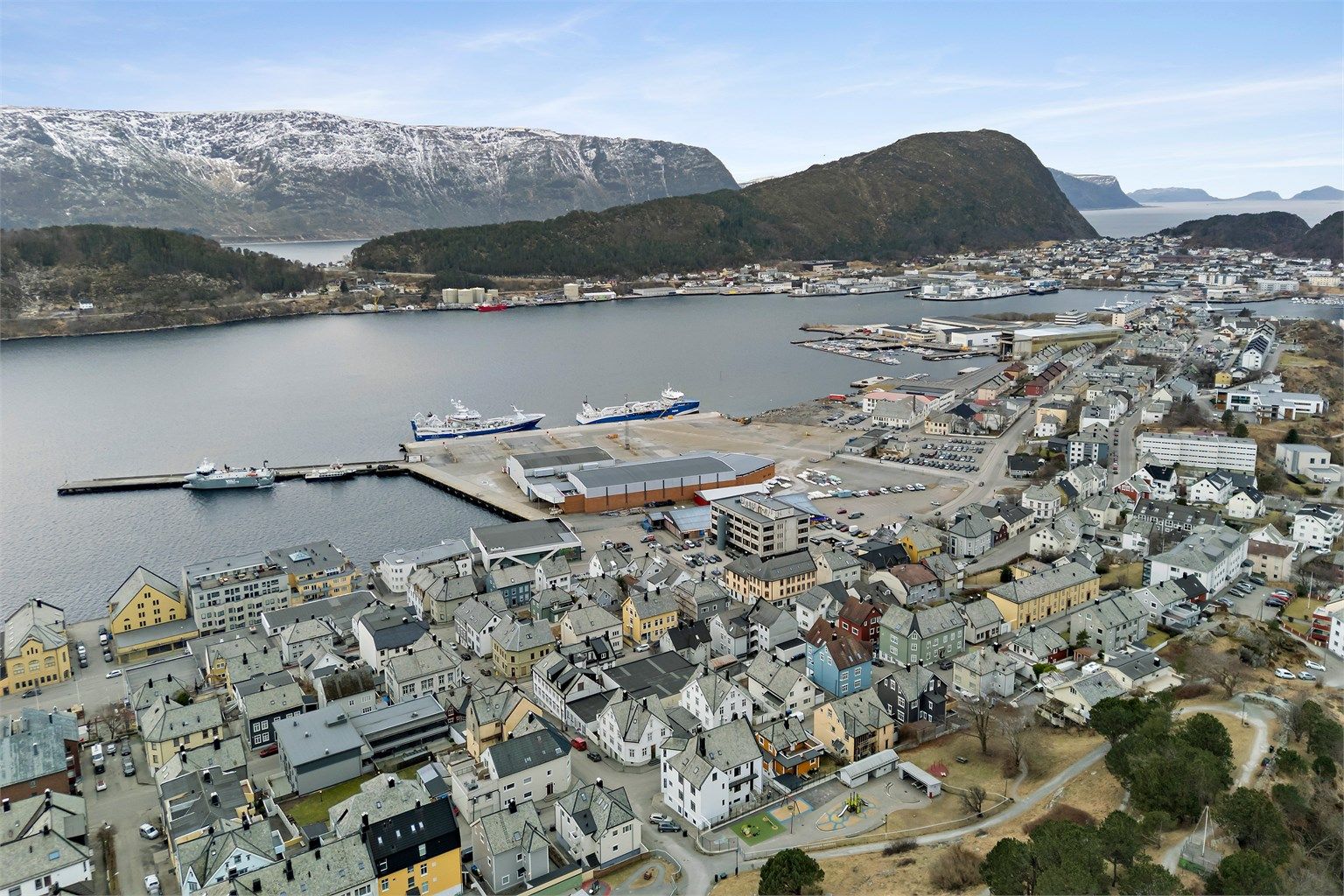 Dronebilde tatt fra nord mot Aspevågen, Skarbøvika og Hessa 