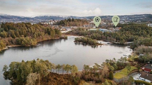 Skranevannet skole ligger ca 15 minutters gange fra boligen, og her finner du både idrettsanlegg og Ytrebygda kulturhus. Skranevatnet rundt er en perfekt tur for både store og små.