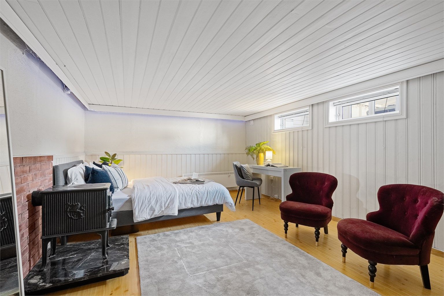 Stor bod/hobbyrom i kjelleren som er innredet etter byggeår. Brukt som soverom av dagens eier. 