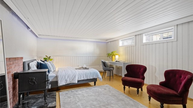 Stor bod/hobbyrom i kjelleren som er innredet etter byggeår. Brukt som soverom av dagens eier.