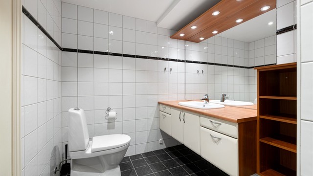 Badet er utstyrt med innfelte downlights, speil med belysning og gulvstående toalett.