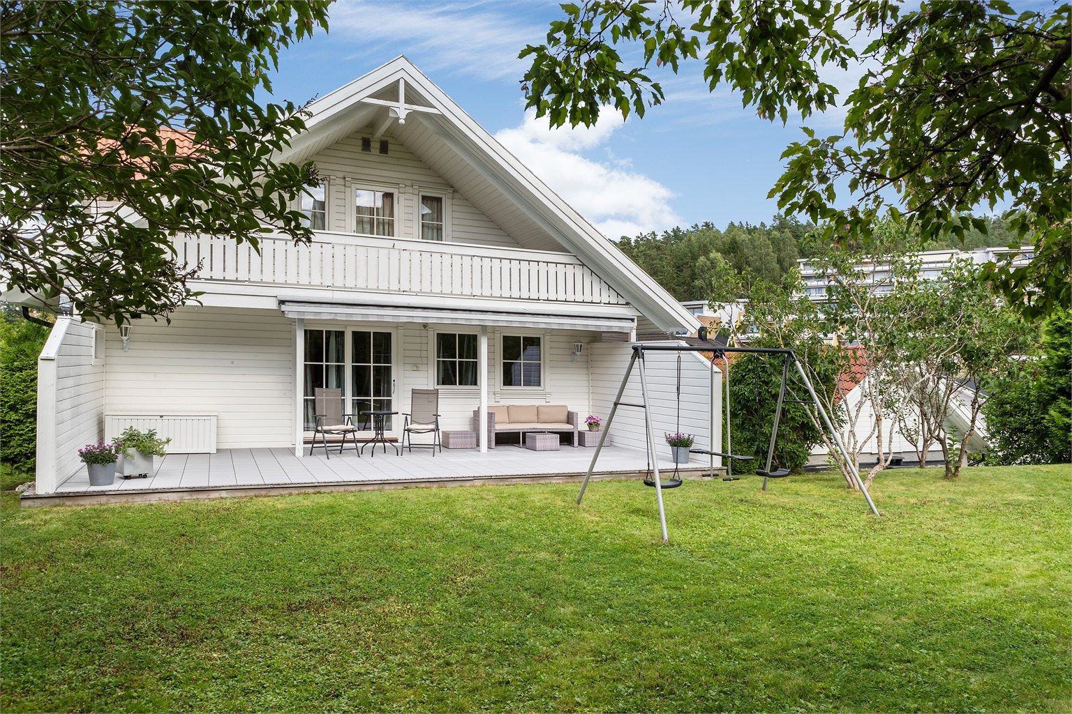 Terrassen har markise for de varmeste sommerdagene. 
