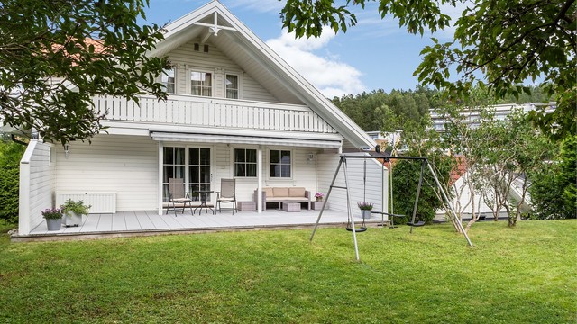 Terrassen har markise for de varmeste sommerdagene.