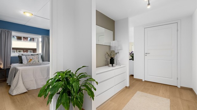 Entréen ønsker velkommen med god plass til å ta imot gjester. Herfra er det også tilgang til en praktisk innvendig bod.