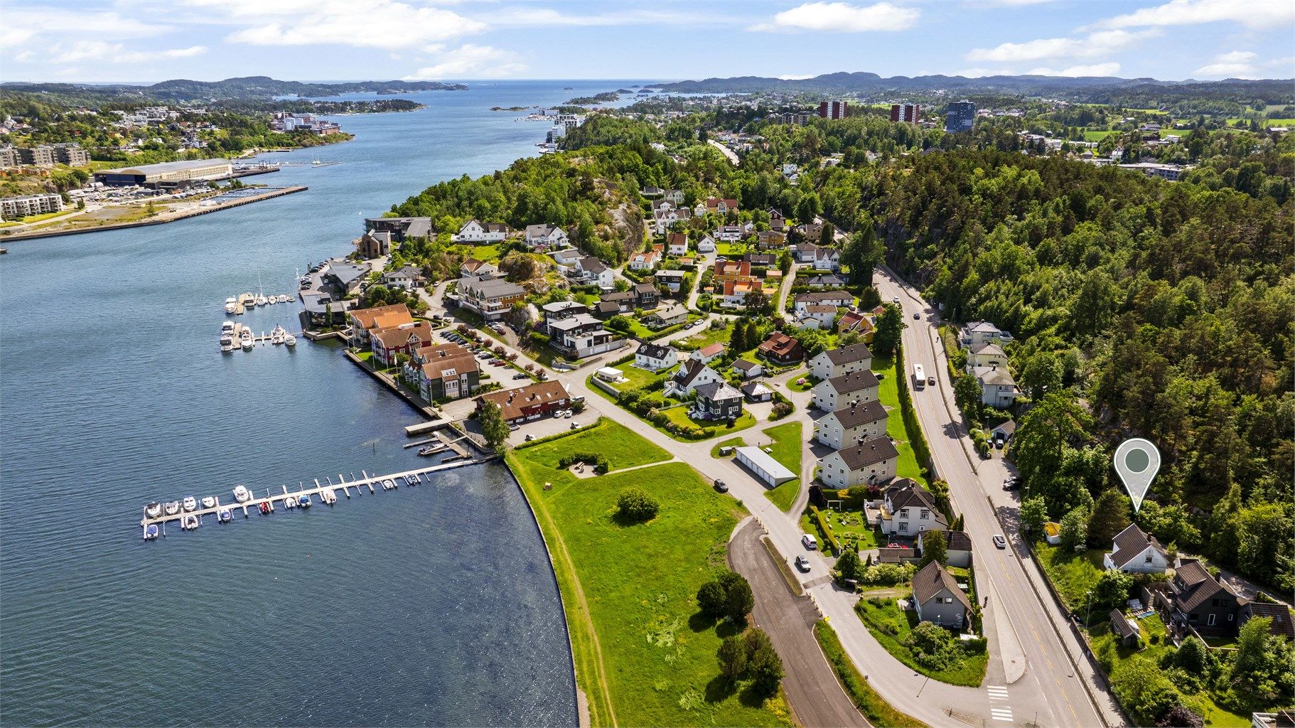 Eiendommen er markert med nål på bildet.