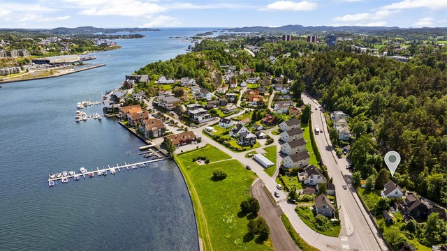 Eiendommen er markert med nål på bildet.