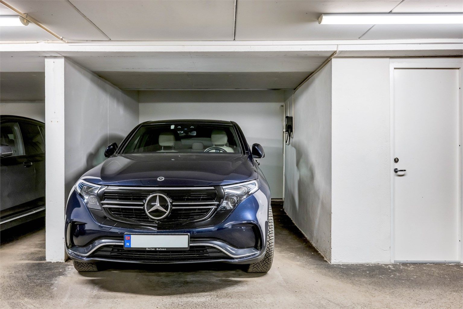 Leiligheten inkluderer egen parkeringsplass i felles garasjeanlegg. Parkeringsplassen har el-bil lader koblet til leilighetens strømmåler.