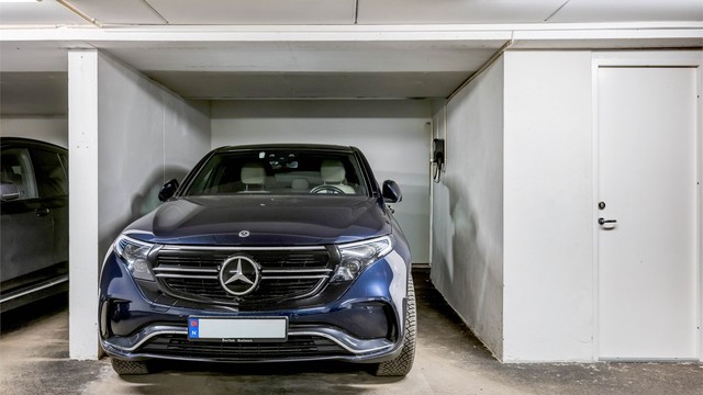 Leiligheten inkluderer egen parkeringsplass i felles garasjeanlegg. Parkeringsplassen har el-bil lader koblet til leilighetens strømmåler.
