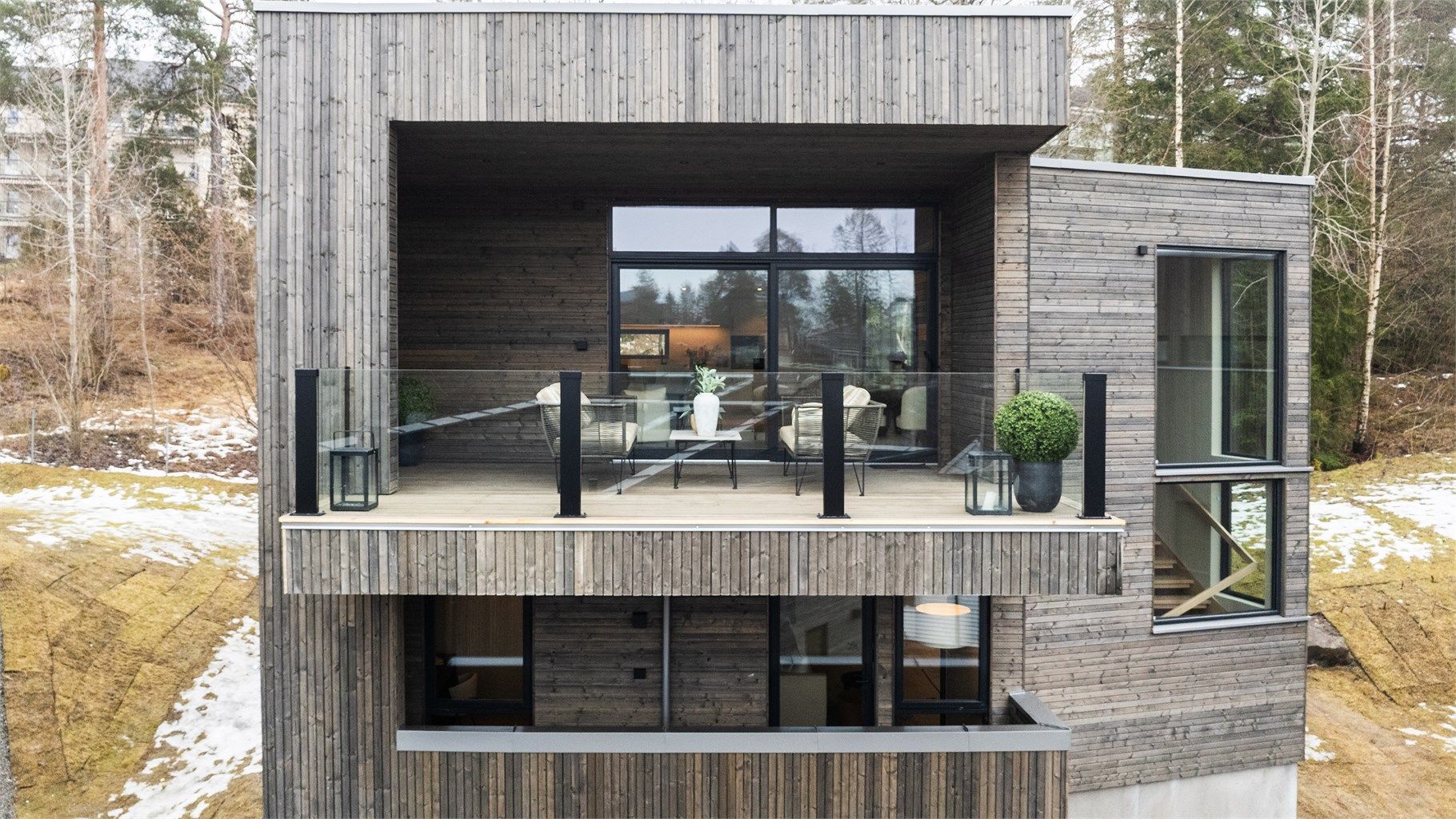 Balkongen har rekkverk i glass for å maksimere utsikten.